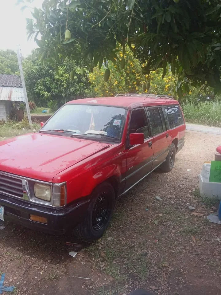 1990 Mitsubishi Triton II 2