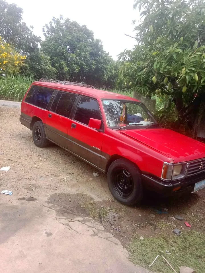 1990 Mitsubishi Triton II 3