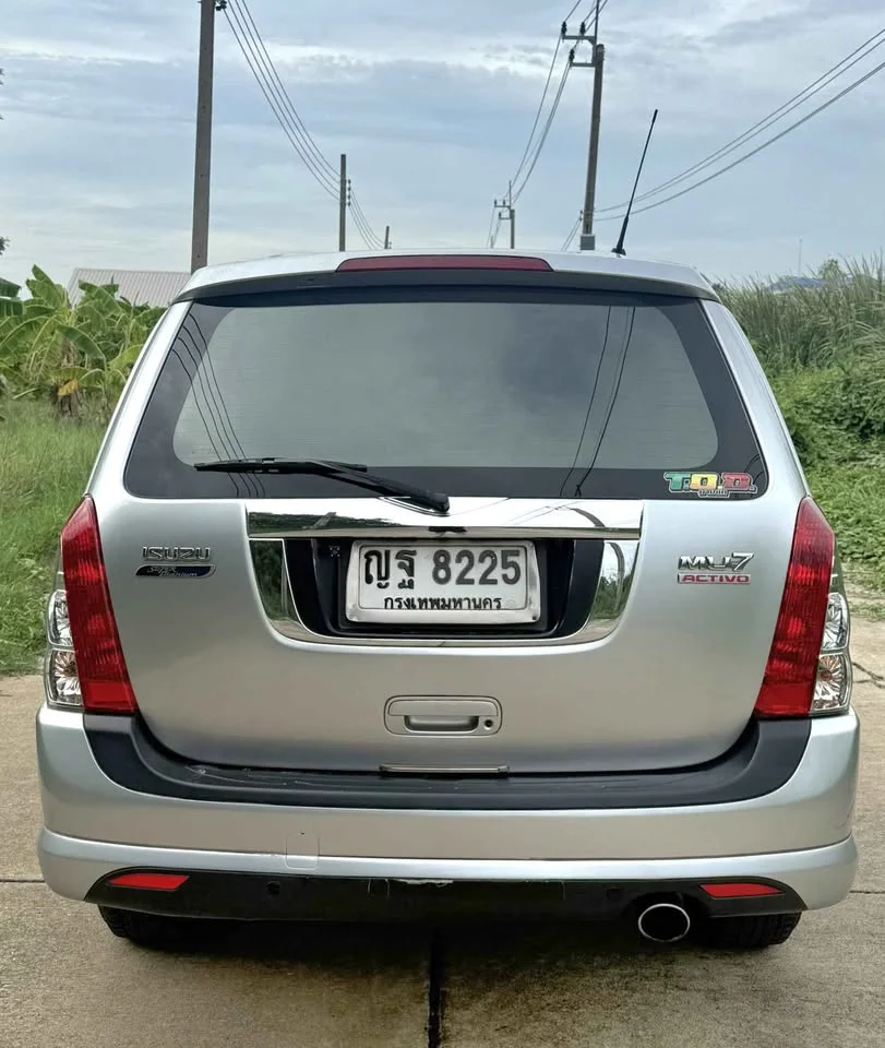 2011 Isuzu MU-7 3
