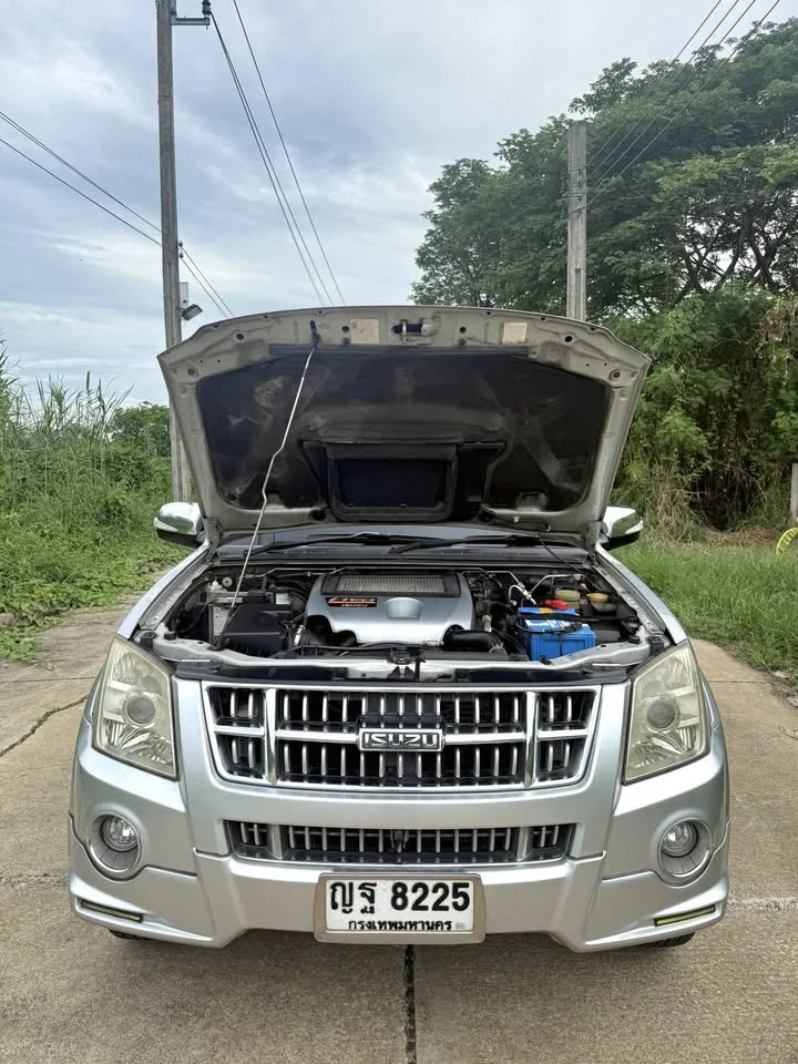 2011 Isuzu MU-7 2