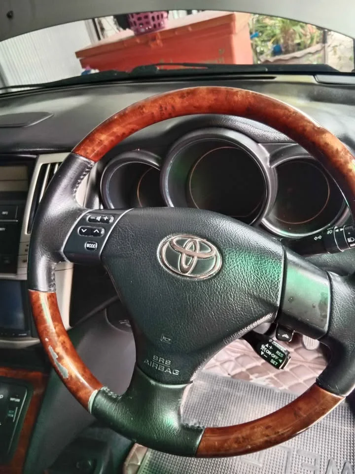 2004 Toyota Harrier II 3
