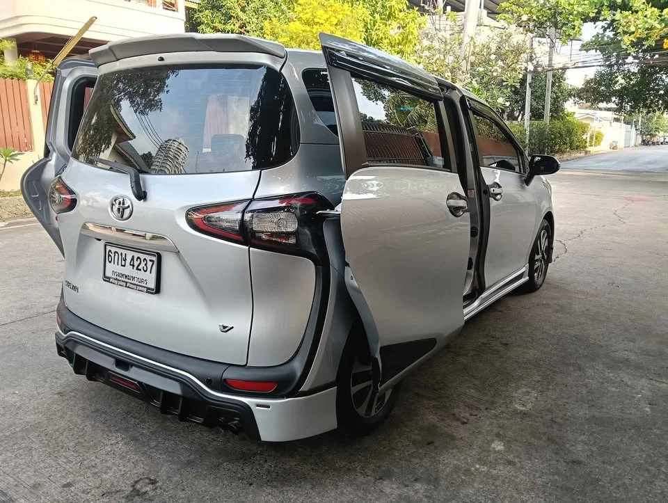 2017 Toyota Sienta II 3