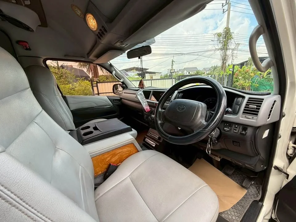 2011 Toyota Commuter V (H200) 3