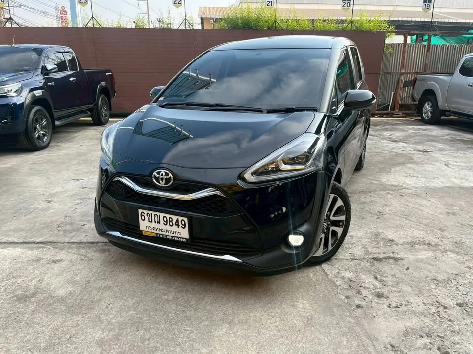 2023 Toyota Sienta II 2