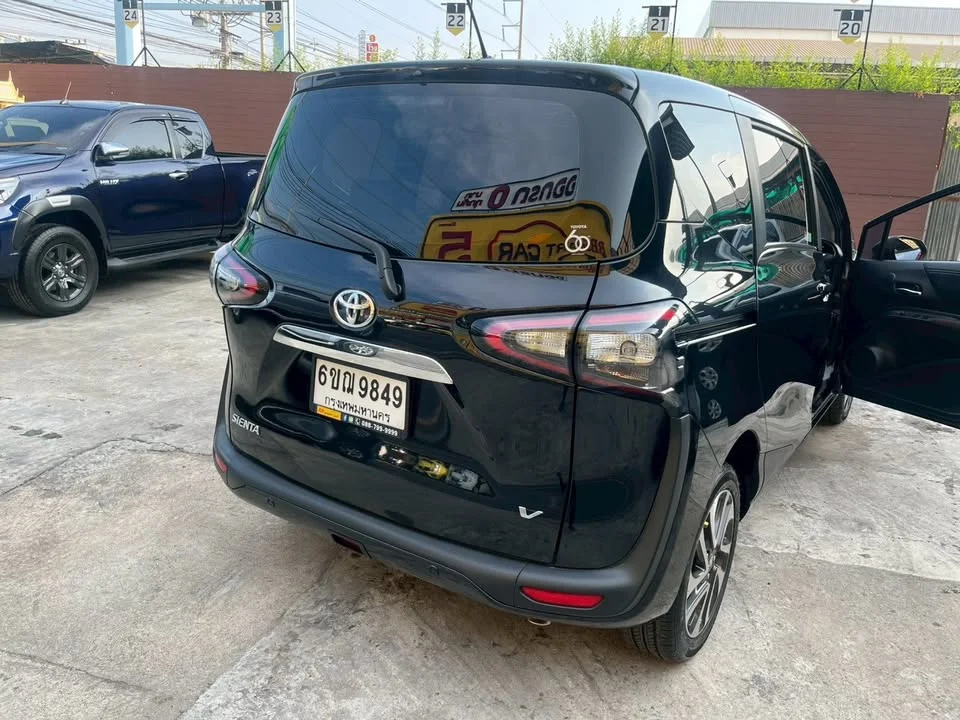 2023 Toyota Sienta II 3