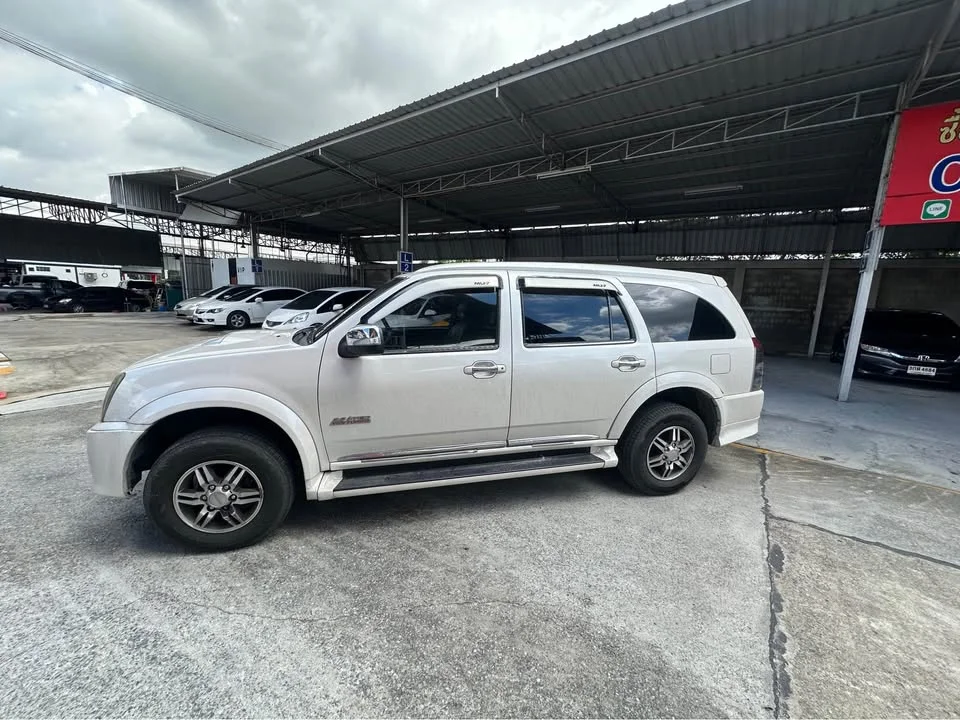 2012 Isuzu MU-7 2