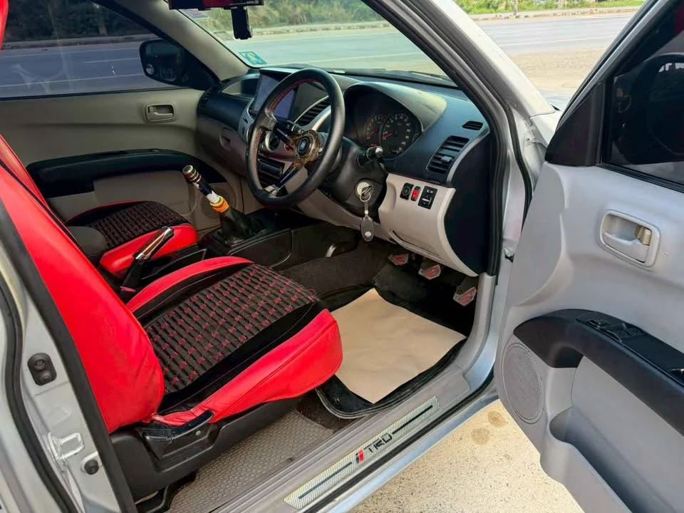 2010 Mitsubishi Triton IV 2