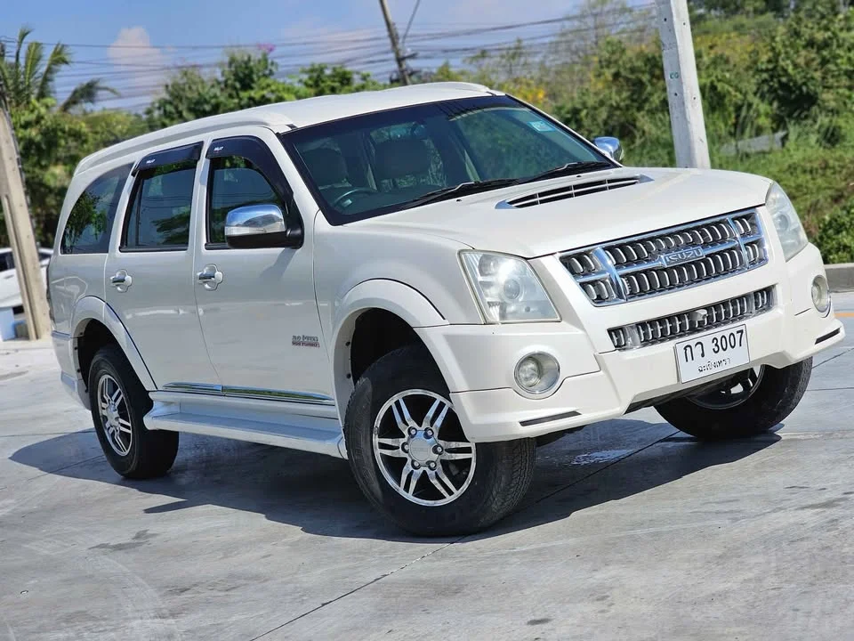 2011 Isuzu MU-7 3