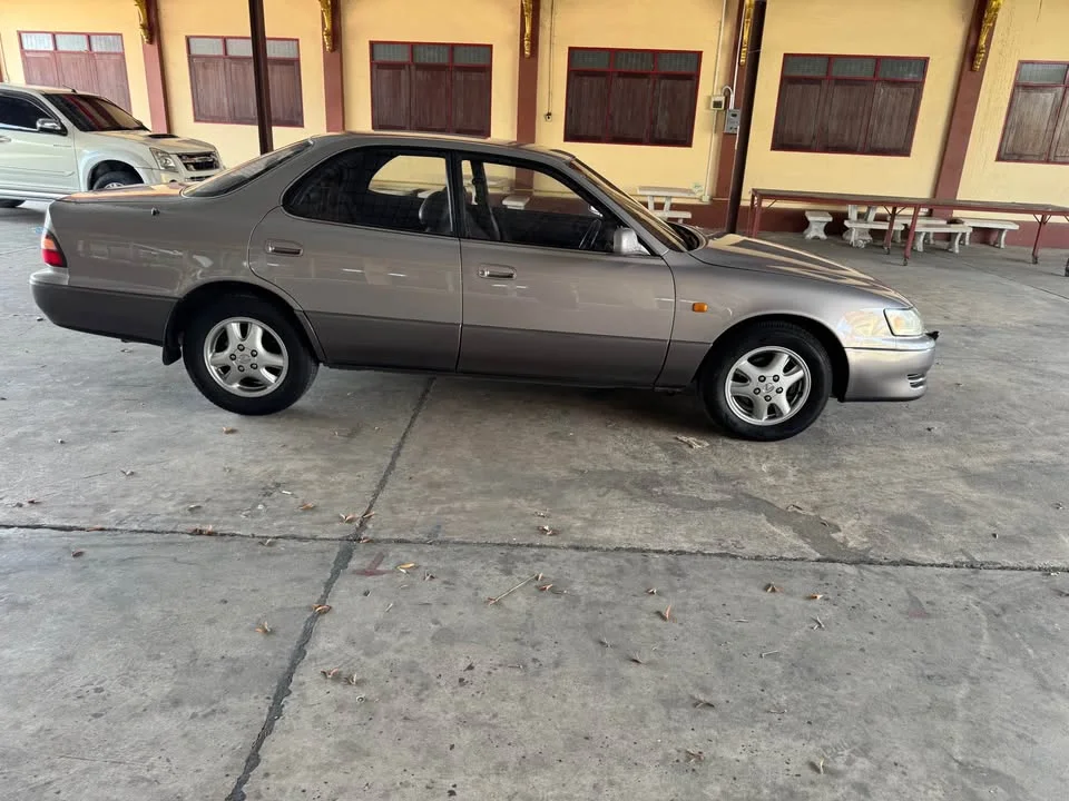 1996 Lexus ES II 3