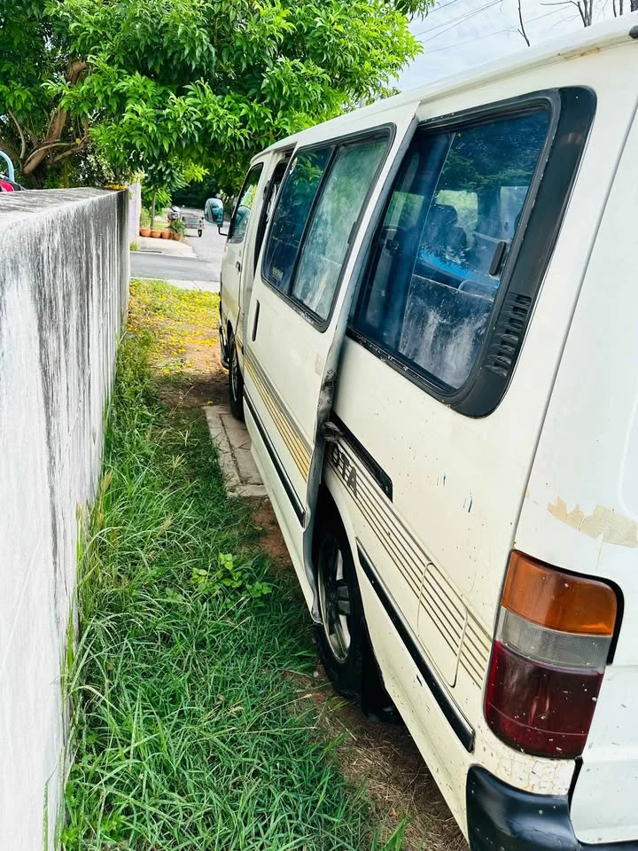 2001 Toyota Commuter IV (H100) 2