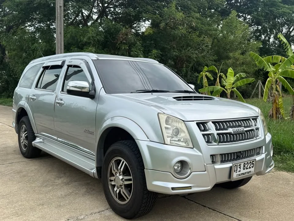 2011 Isuzu MU-7 3