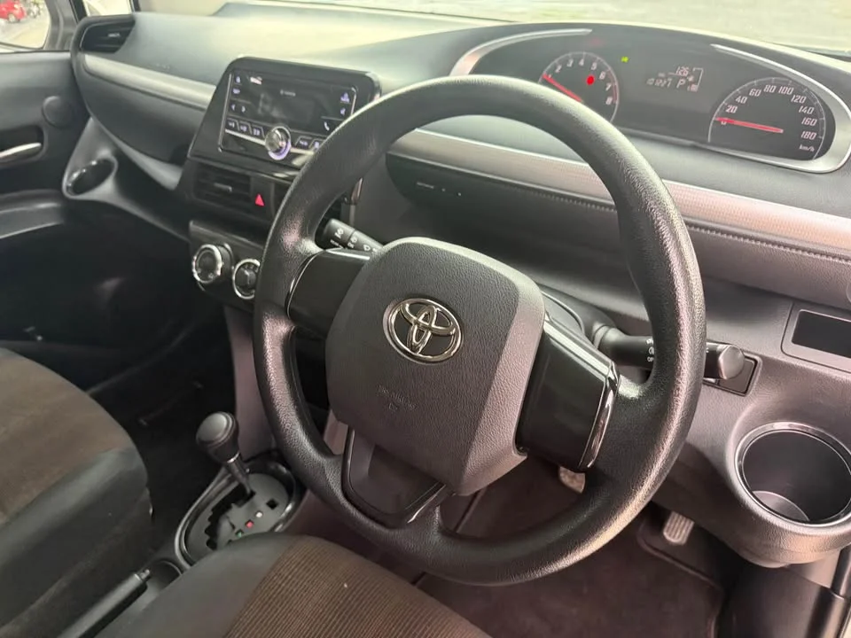 2017 Toyota Sienta II 3