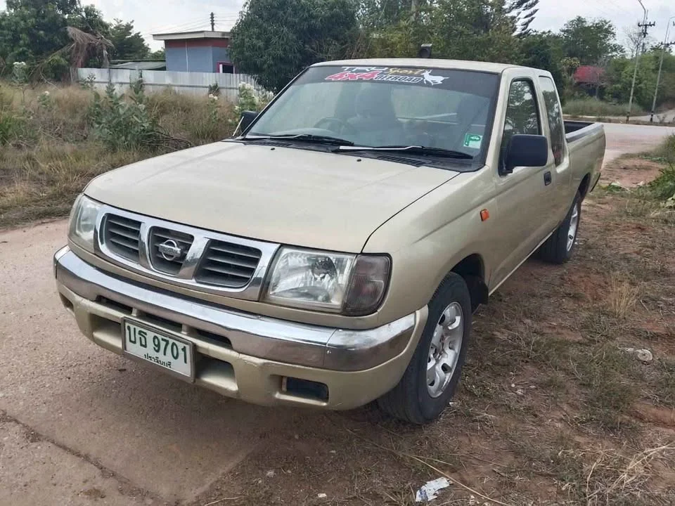 2001 Nissan Frontier I 3