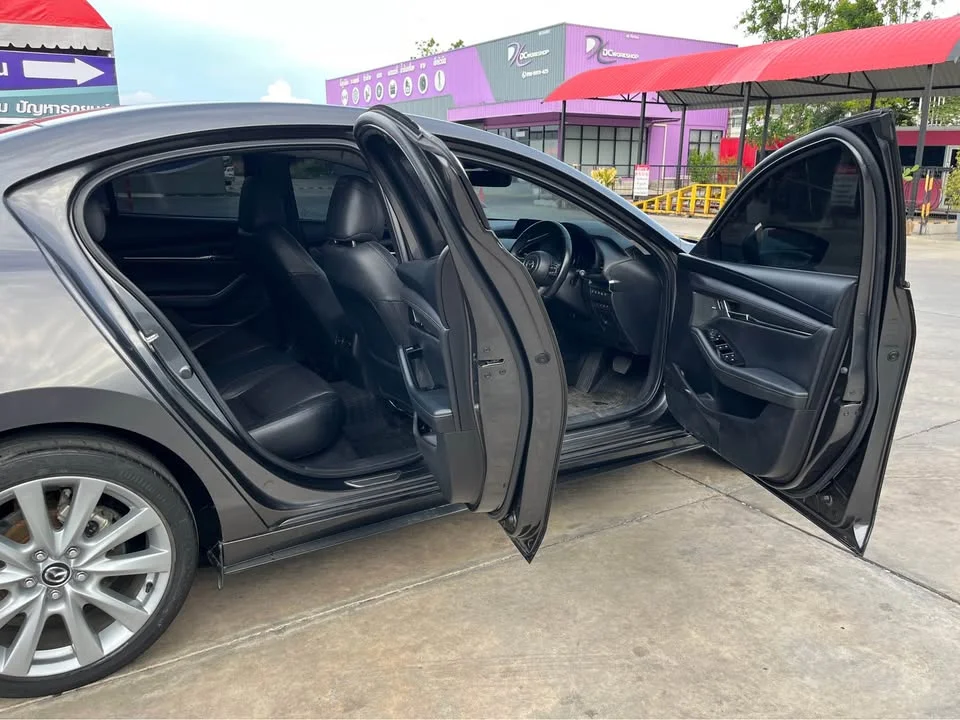 2020 Mazda 3 IV 3