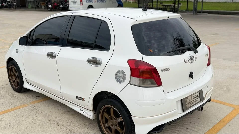 2010 Toyota Yaris II 2
