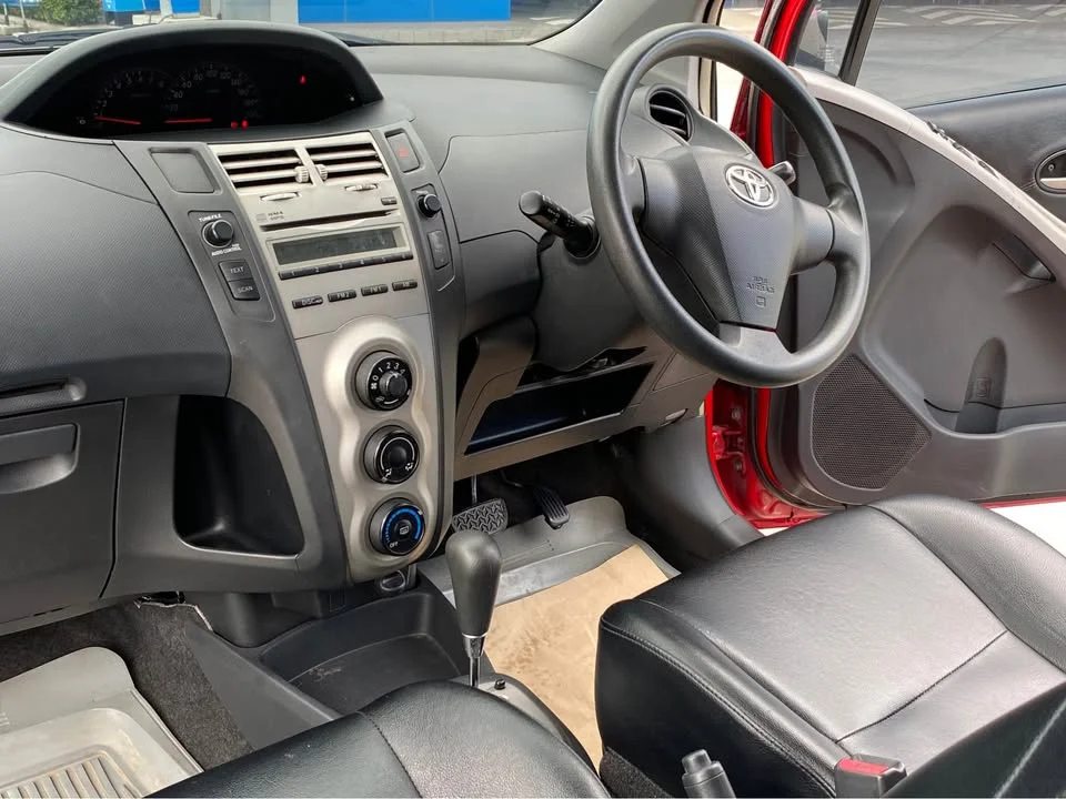 2010 Toyota Yaris II 2
