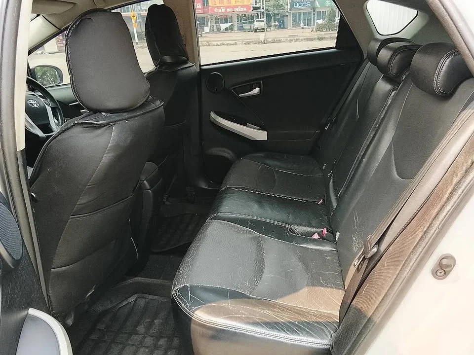 2013 Toyota Prius III 2