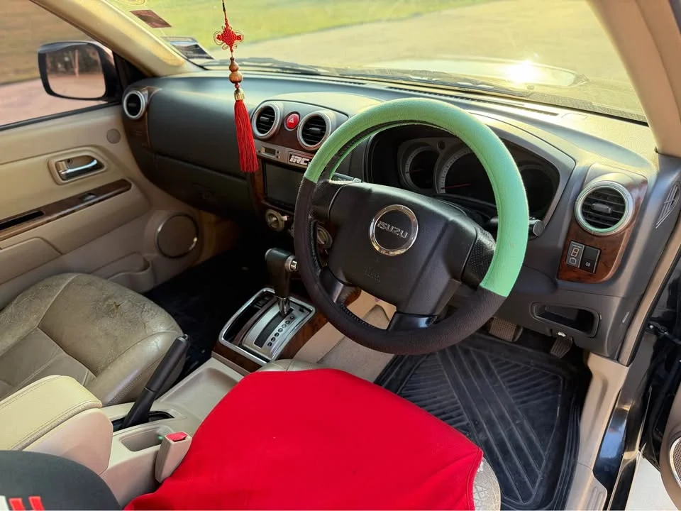 2009 Isuzu MU-7 2