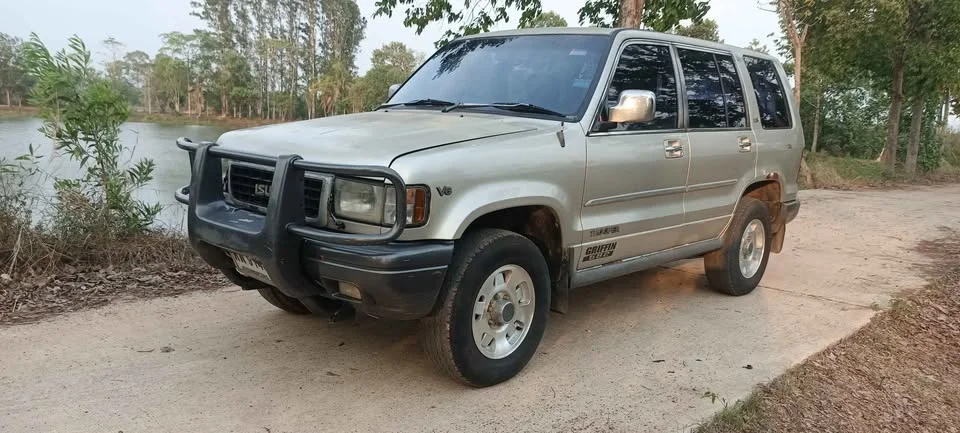 1996 Isuzu Trooper II 2