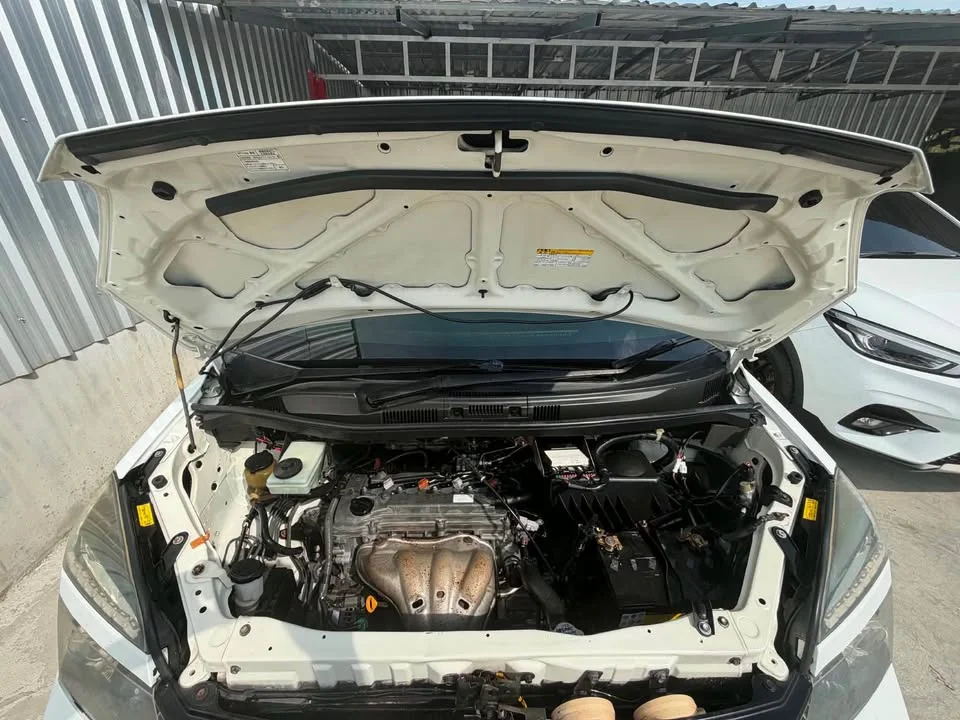 2005 Toyota Voxy I 2
