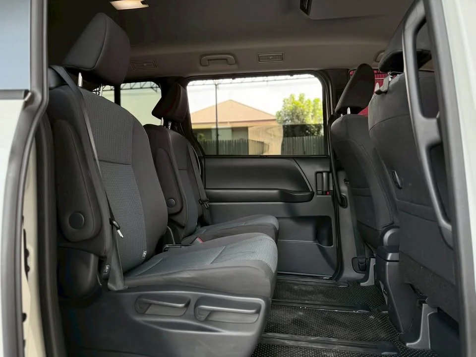 2024 Toyota Voxy IV 3