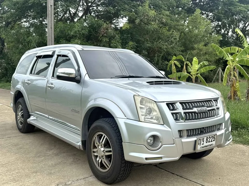 2011 Isuzu MU-7 2