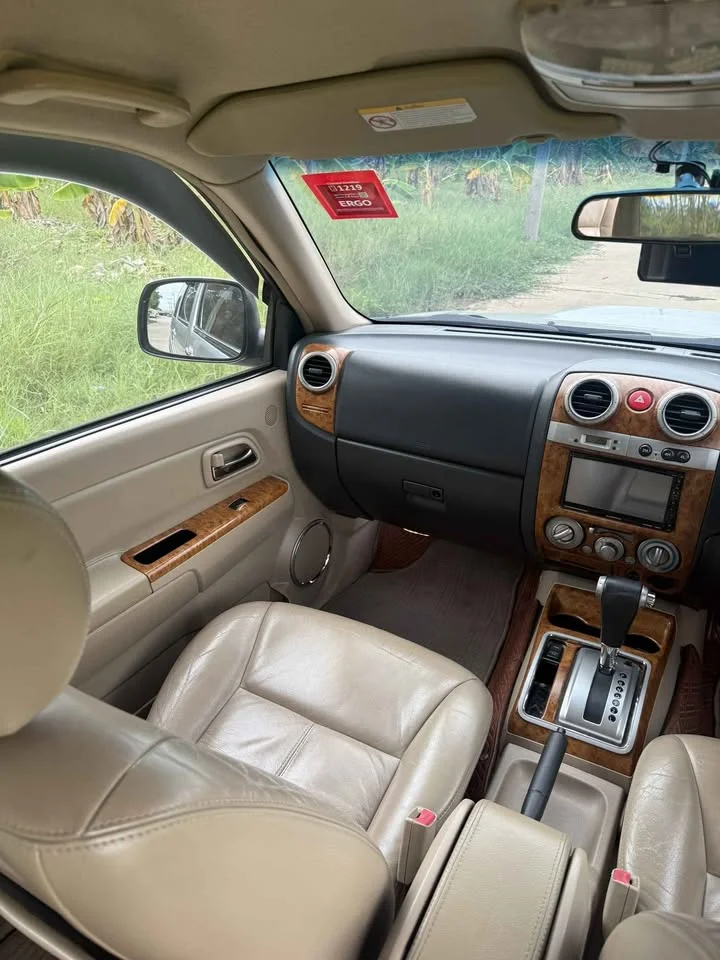 2011 Isuzu MU-7 3