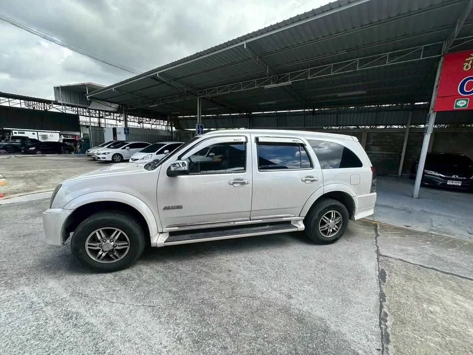 2012 Isuzu MU-7 3