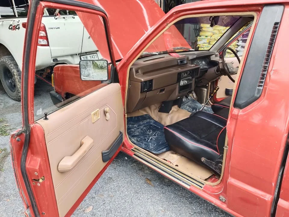 1992 Mitsubishi Triton II 2