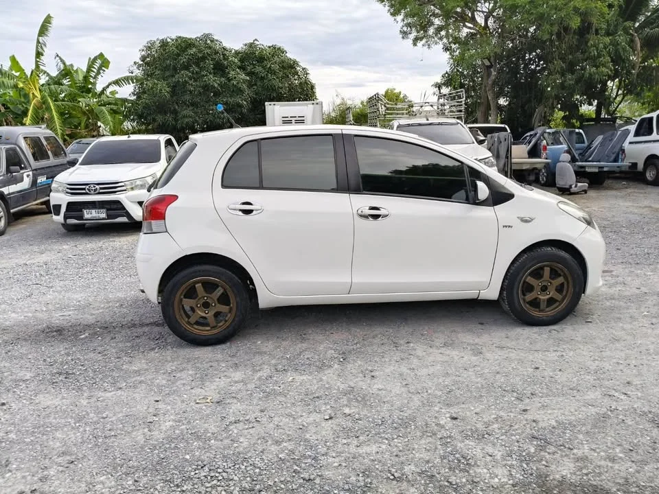 2012 Toyota Yaris II 2