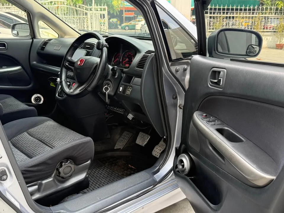 2003 Honda Stream I 3