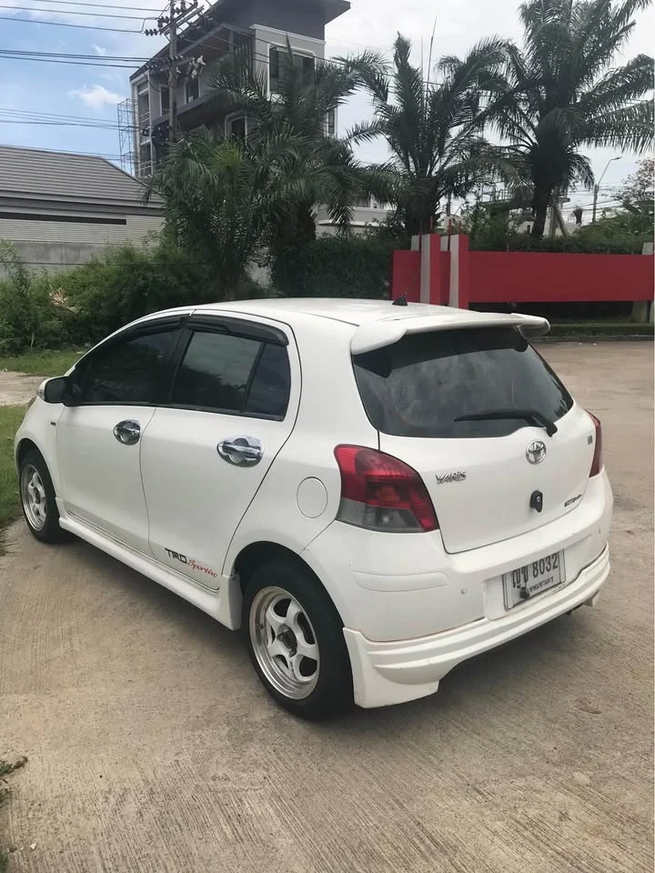 2010 Toyota Yaris II 2