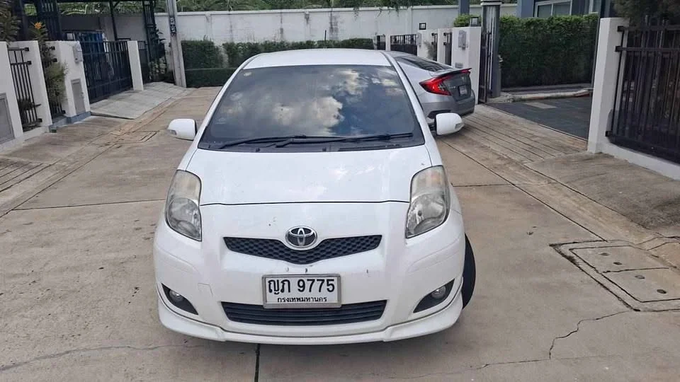 2010 Toyota Yaris II 2