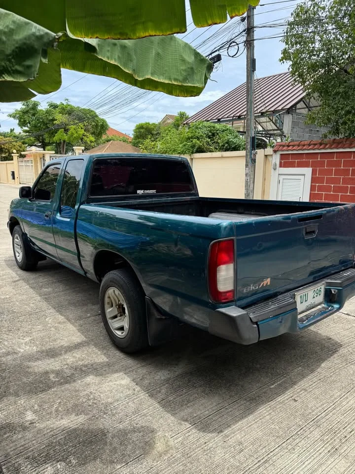 1999 Nissan Frontier I 3