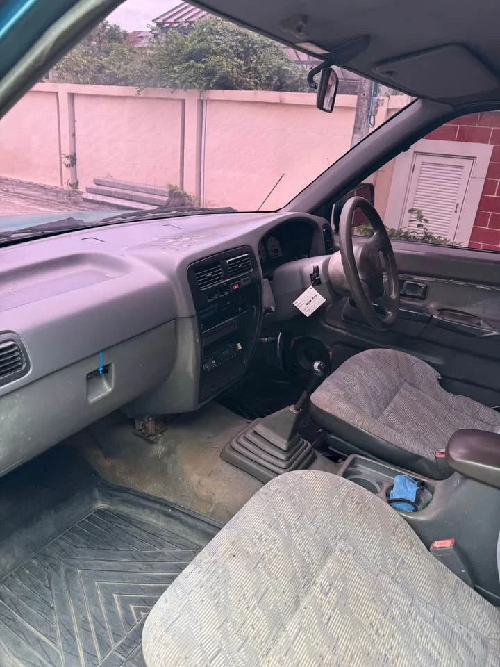 1999 Nissan Frontier I 2