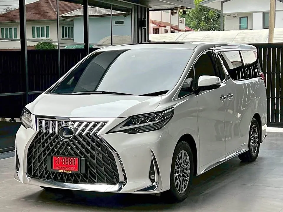 2022 Lexus LM I 2