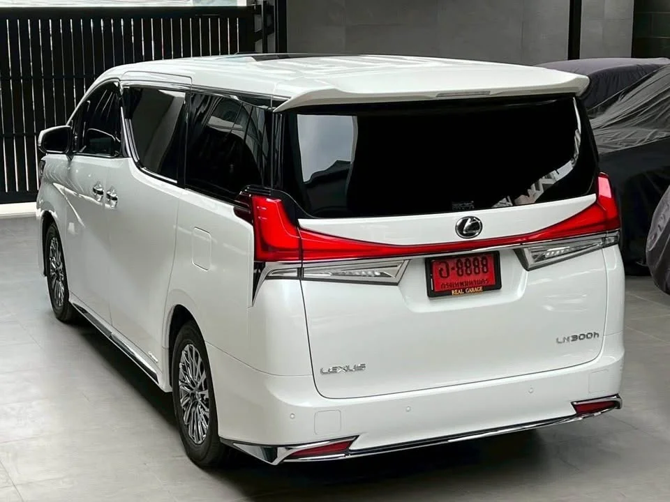2022 Lexus LM I 3