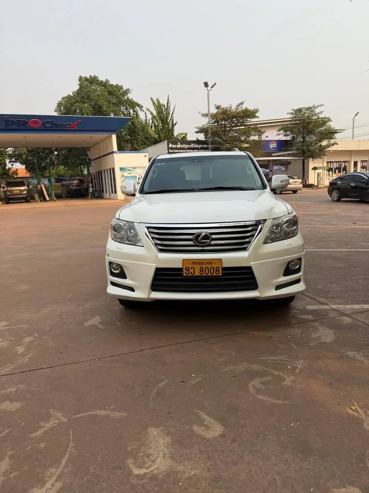 2013 Lexus LX III 3