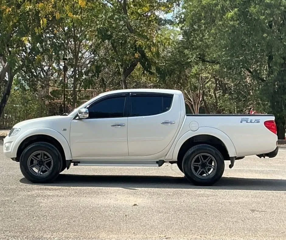 2014 Mitsubishi Triton IV 2