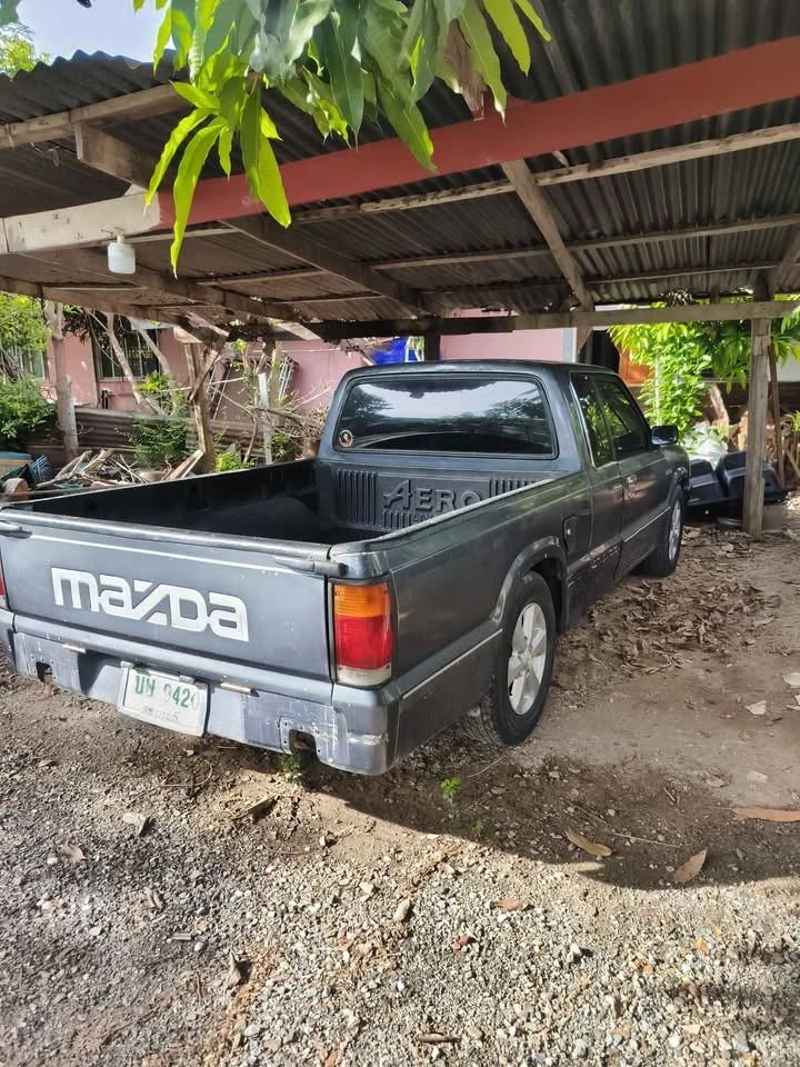 1990 Mazda B2500 IV 2