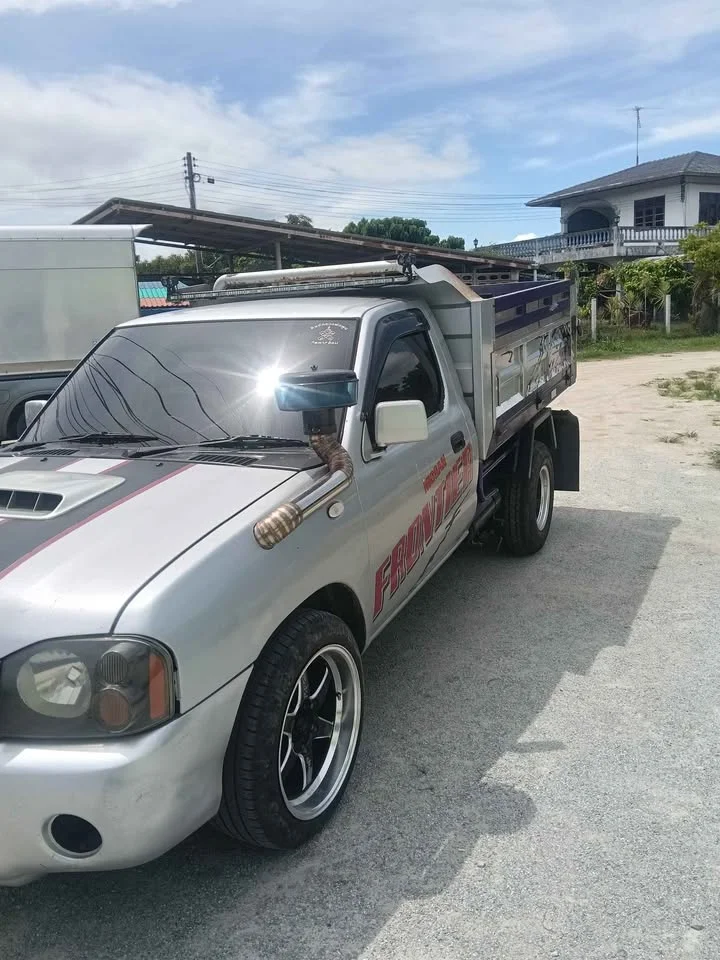 2003 Nissan Frontier I 3