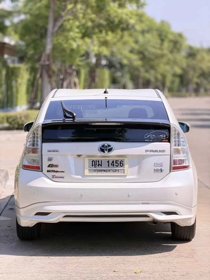 2011 Toyota Prius III 2