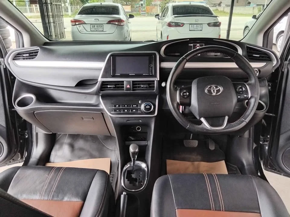 2017 Toyota Sienta II 2