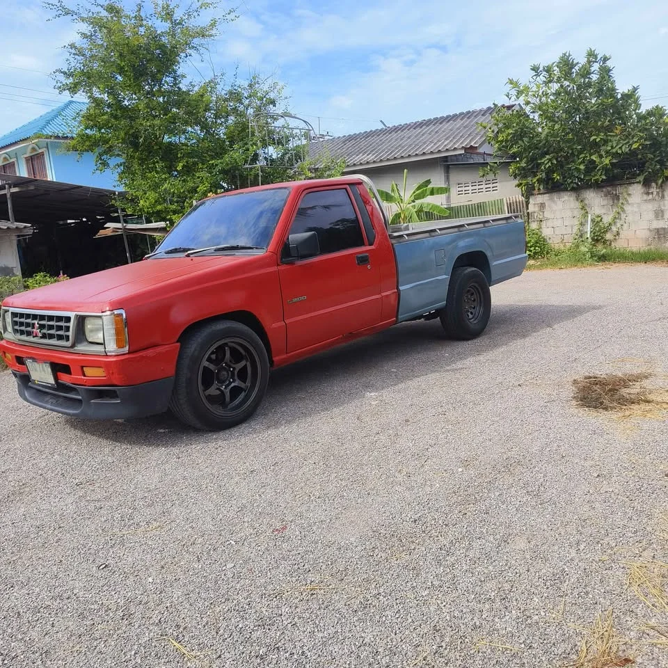 1993 Mitsubishi Triton II 2