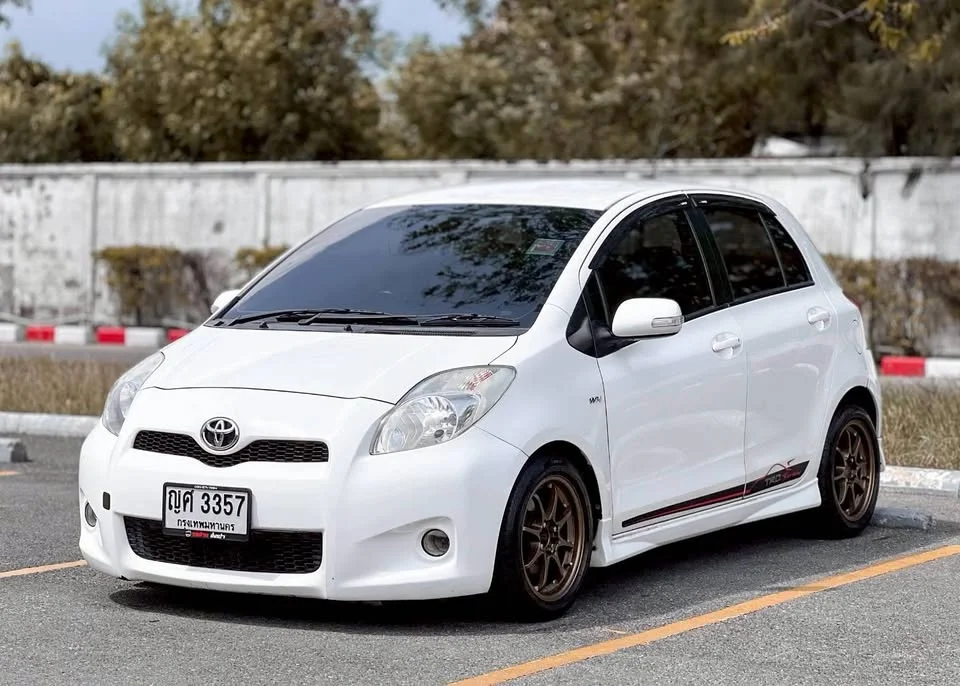 2011 Toyota Yaris II 2