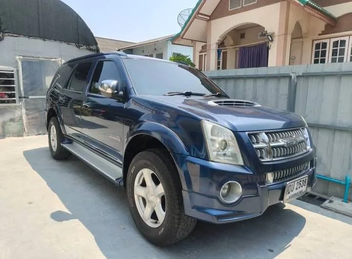 2010 Isuzu MU-7 2