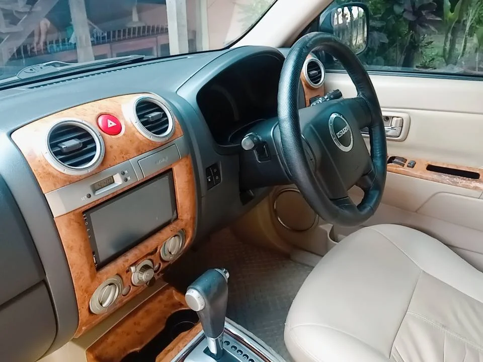 2010 Isuzu MU-7 3