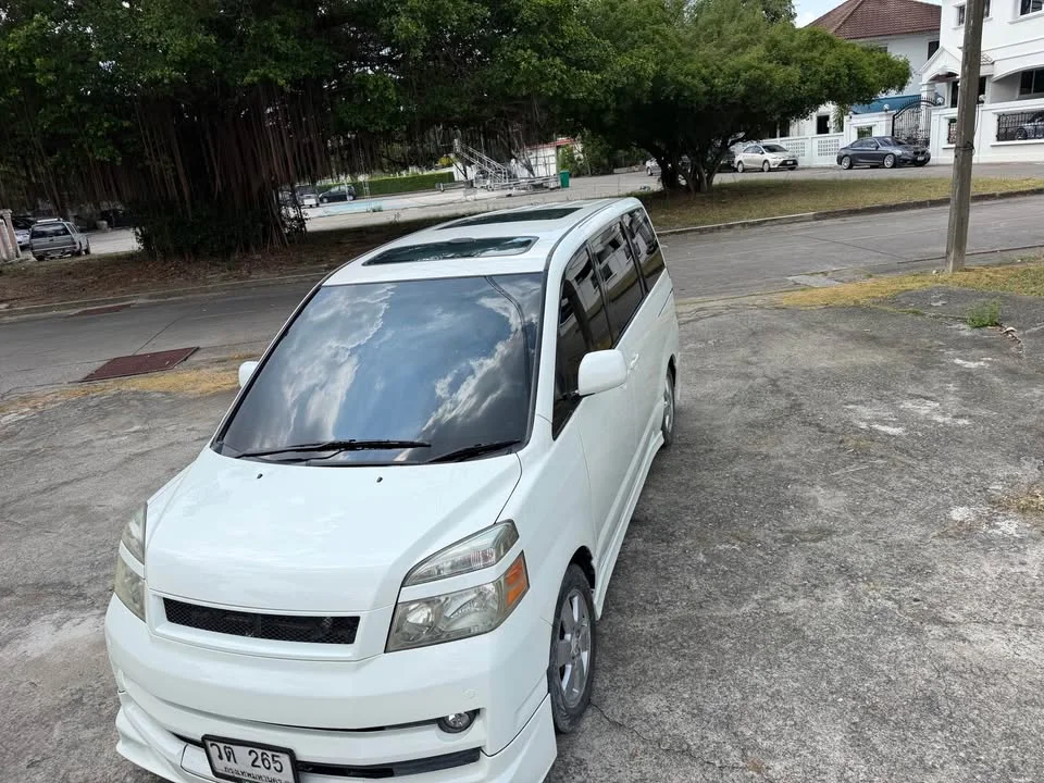 2003 Toyota Voxy I 3