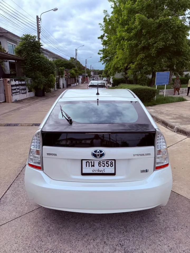 2011 Toyota Prius III 3