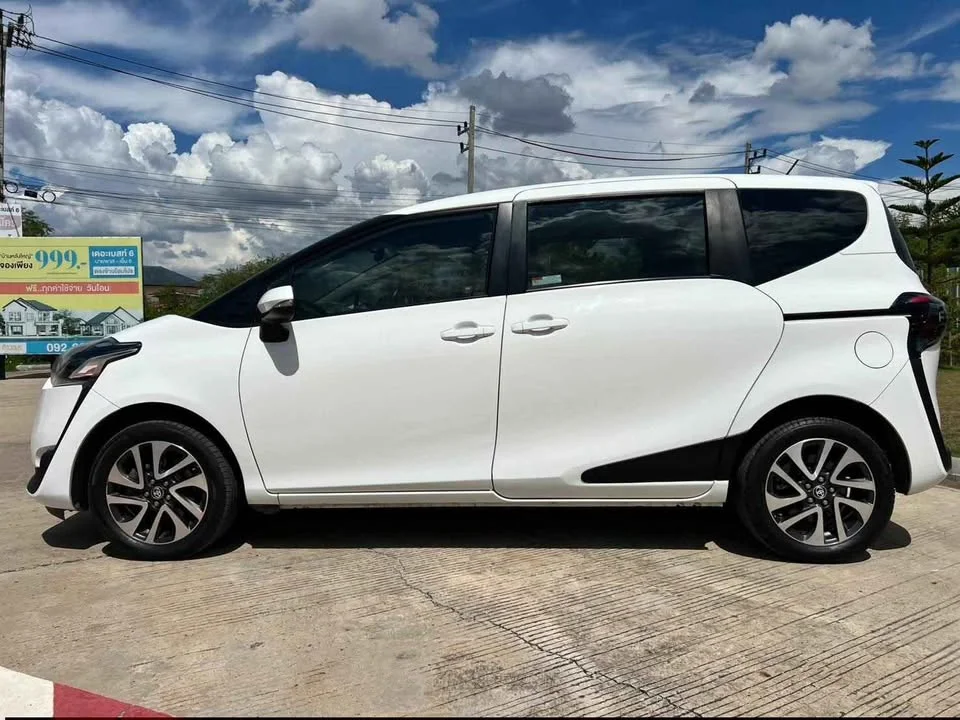 2018 Toyota Sienta II 2